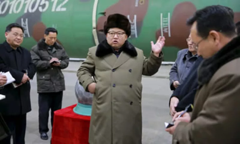 Kim Jong Un (centro) aseguró esta semana que su país logró miniaturizar ojivas nucleares que pueden colocarse en un misil balístico. (Foto: Reuters )