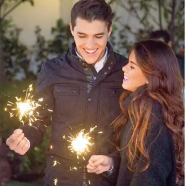 Aprovechan para estar juntos en los momentos importantes. Aquí disfrutando de la navidad con las luces de bengala.