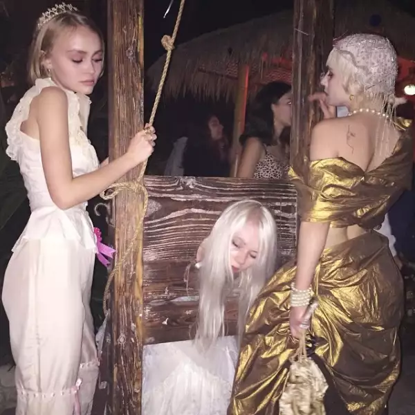 Juegos peculiares y cadenas fueron algunas de las actividades que Lily Rose eligió para divertirse en su festejo.