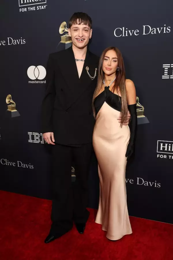 Foto de Peso Pluma y Nicky Nicole en la alfombra roja de los Premios Grammy 2024.