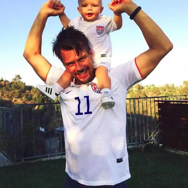 `Go #USA!!´, Josh Duhamel compartió esta tiernísima foto en Instagram con su hijo Axl.