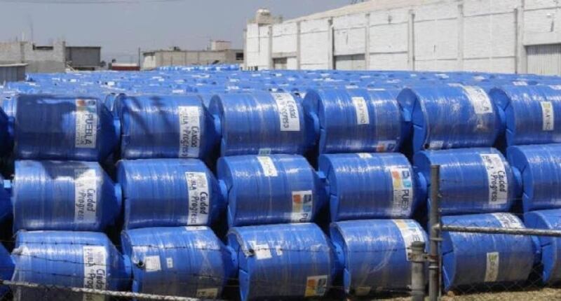 Los gobernadores de algunos estados electorales han realizado descuentos en fotomultas e incluso regalado tinacos con agua. (Foto: Elvia Cruz/ Cortesía)