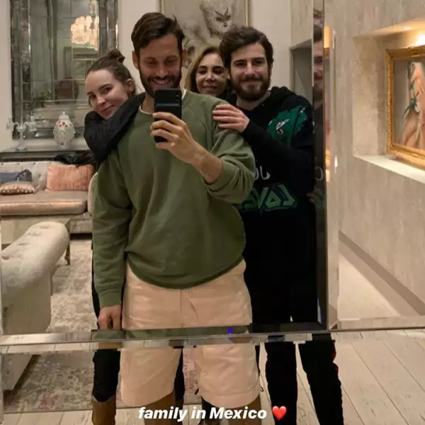 Jacquemus, su prima Belinda, su primo Nacho Peregrín y su tía Belinda Schüll