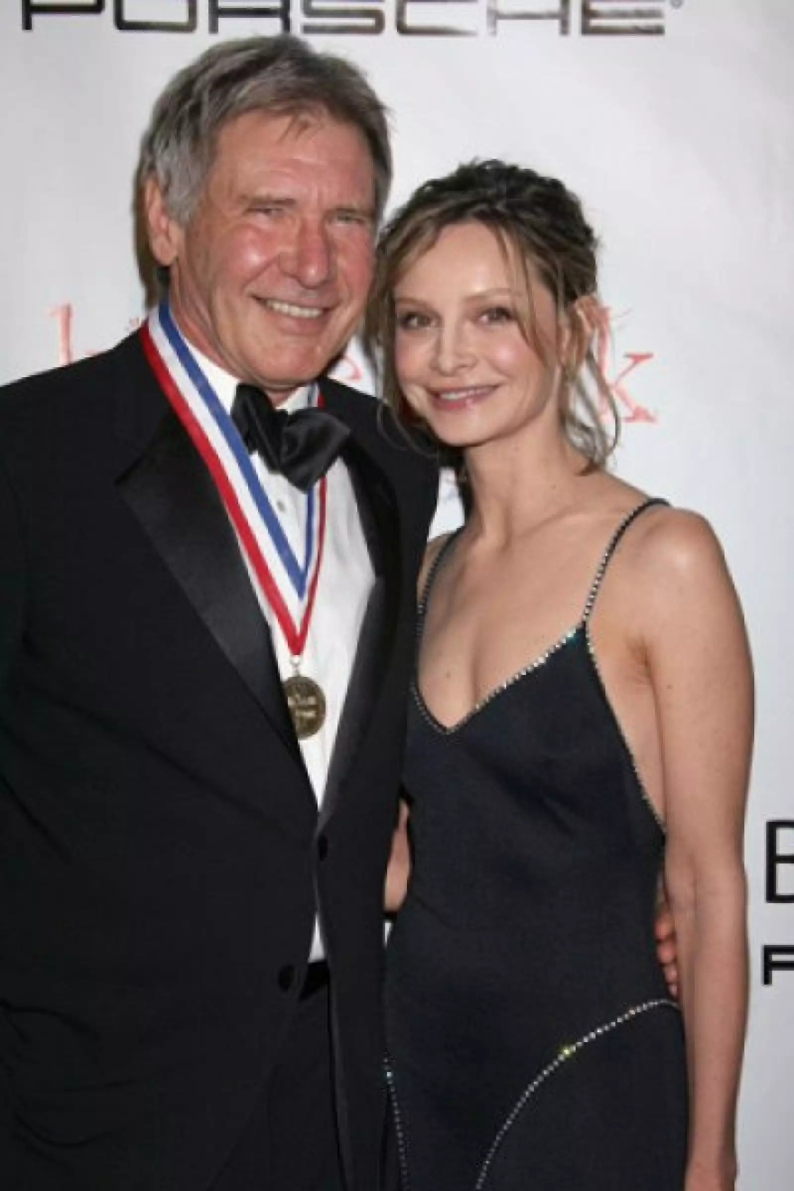 Harrison Ford tiene 4 hijos de sus dos matrimonios anteriores: Benjamín de 43 años, Willard de 39, Malcom de 27 y Georgia de 19. Su actual pareja, la actriz Calista Flockhart, tiene 44 años, es decir, sólo tiene un año más que el hijo mayor del actor. La