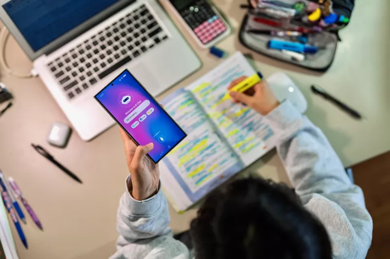 Estudiante usa un chatbot de IA