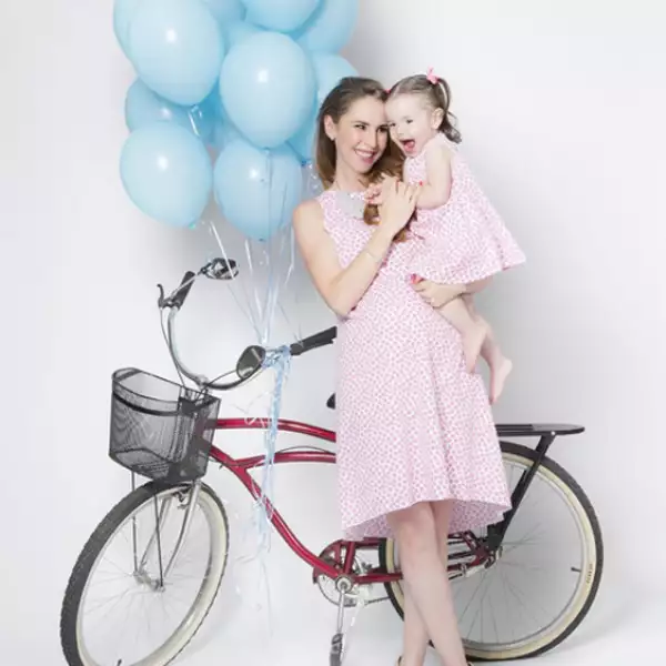 Mamá e hija con encantadoras.