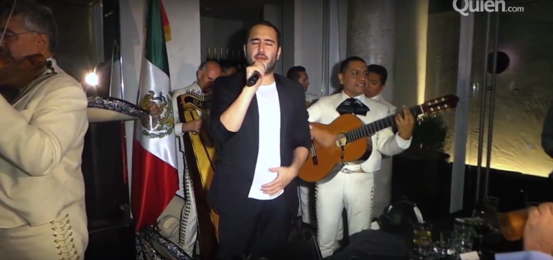 Para deleitar a los invitados a la fiesta de Quién en Nueva York, Jesús Navarro, de Reik, nos sorprendió subiéndose a cantar con el mariachi un clásico ranchero.