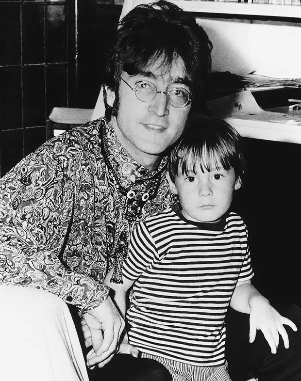 John, quien murió en 1980, posa aquí con el pequeño Julian.