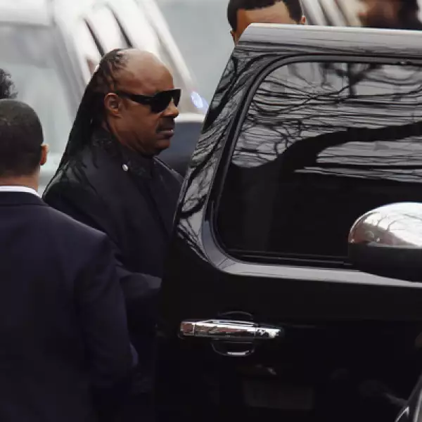 Los invitados a la ceremonia se mecían al ritmo del coro de música gospel en la atestada Iglesia Bautista Nueva Esperanza, donde Houston cantaba cuando era una niña. Steve Wonder (foto) fue uno de los asistentes.