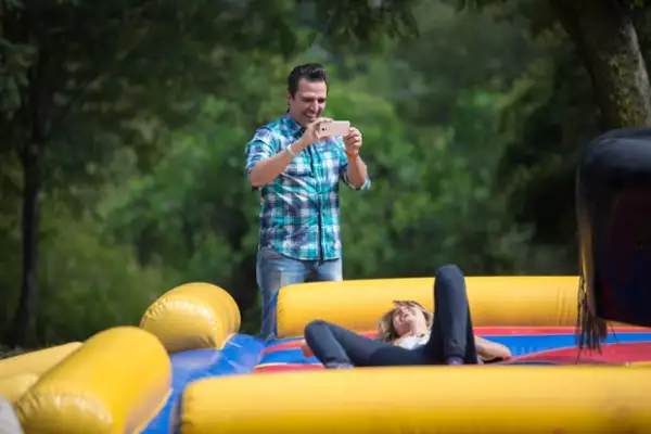 Billy captó el momento en que su novia caía rendida ante los movimientos del torito.