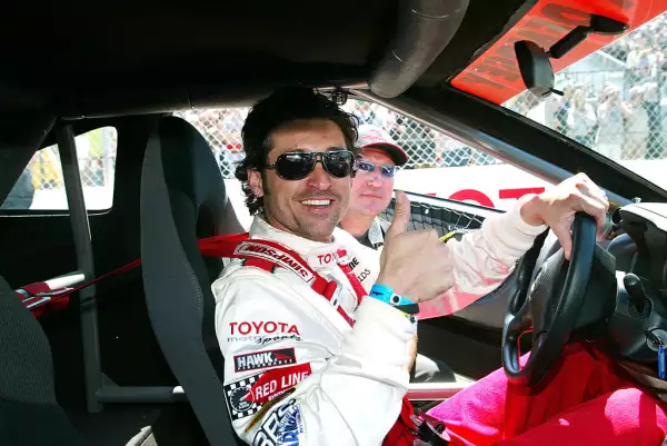 Patrick Dempsey como piloto de carreras en la Carrera Anual Toyota Pro/Celebrity, en Long Beach, abril 2005.