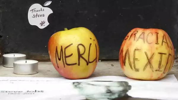 Las tiendas alrededor del mundo se llenan de ofrendas para Steve Jobs. Aquí un tributo en una tienda en París.