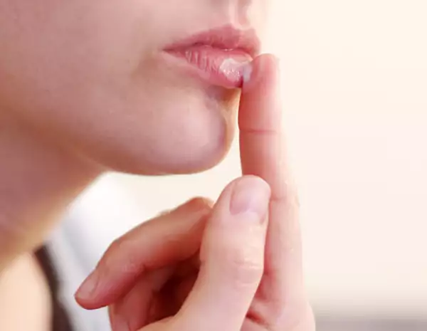Los labios resecos se ven mal y son molestos. Aplica bálsamo con protector solar para cuidarlos.