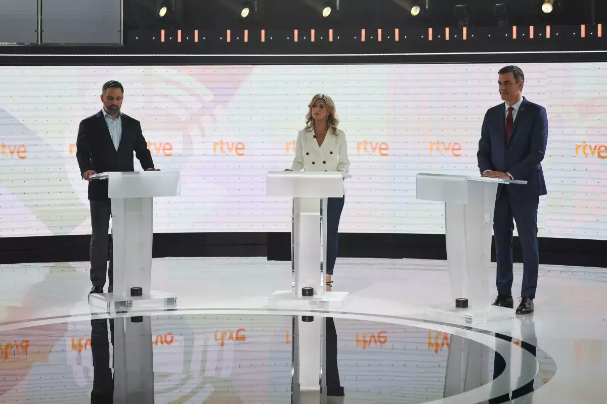El líder de extrema derecha del partido Vox de España, Santiago Abascal, la líder de izquierda de Sumar, Yolanda Díaz, y el primer ministro y candidato socialista, Pedro Sánchez, asisten a un debate televisado antes de las elecciones anticipadas, en Madrid, España, el 19 de julio de 2023.