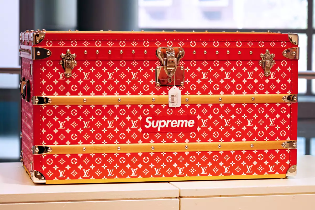 louis vuitton monogram supreme