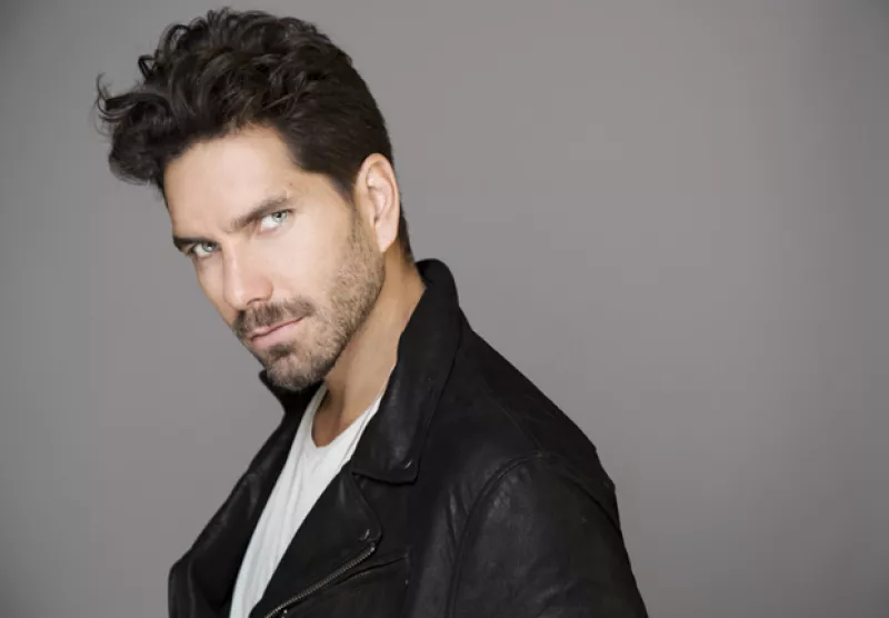 Un matrimonio y sus respectivos psicoanalistas. Un crimen pasional está a punto de cometerse. Alguien puede evitarlo. Mentiras, engaños, y una trama que se va desplegando a cada paso.