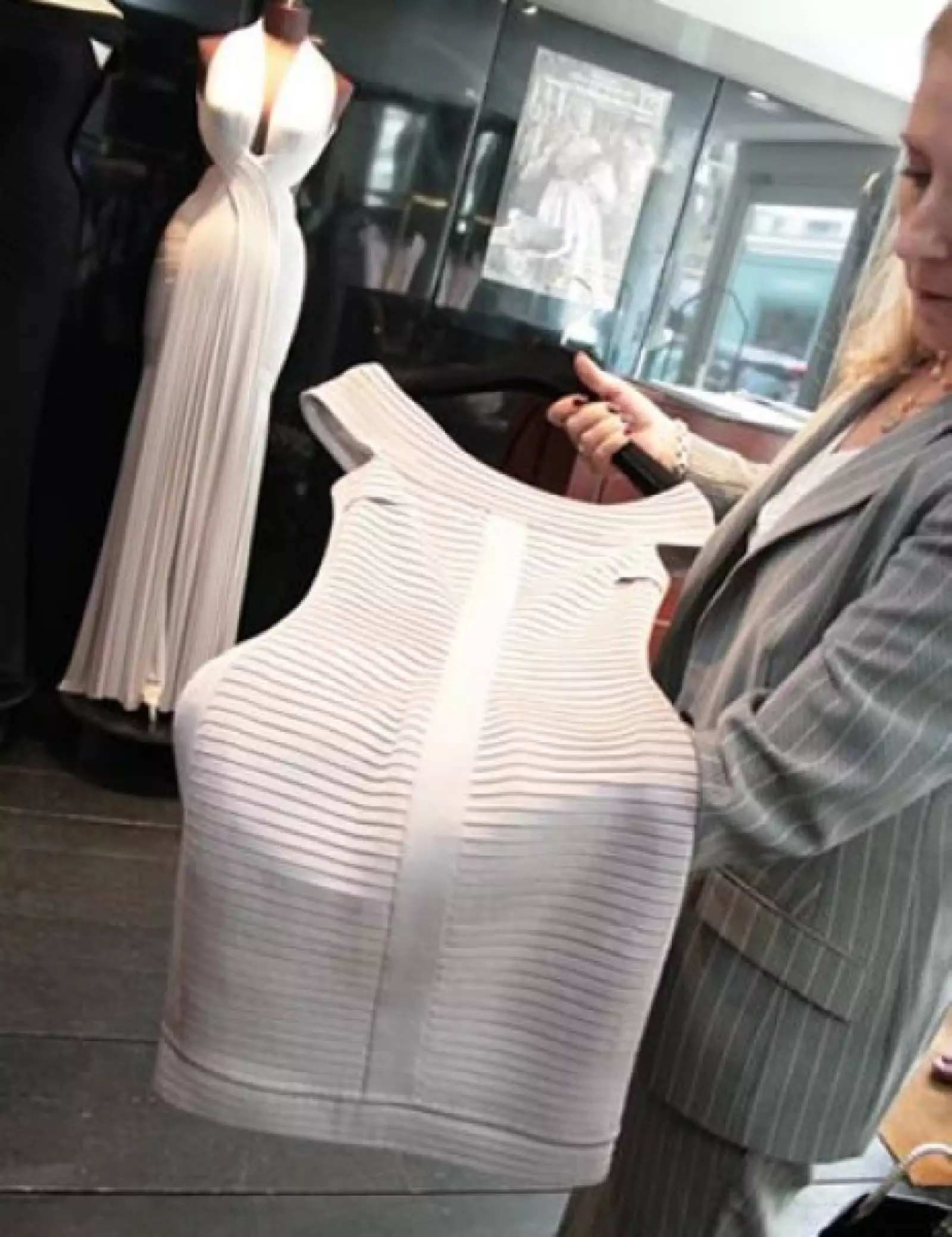 Maripaz aprecia uno de los vestidos característicos de Hervé Léger.