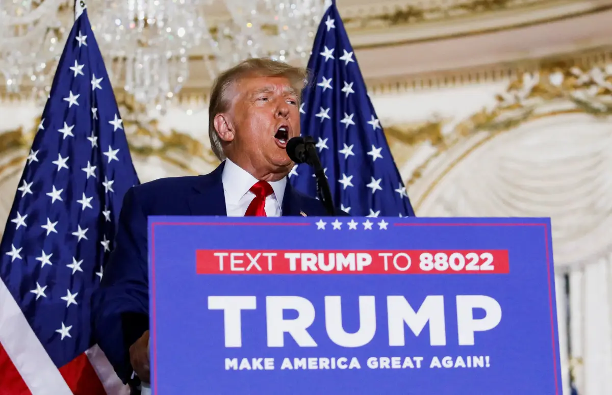 El expresidente de los Estados Unidos, Donald Trump, hace comentarios el día de su comparecencia en la corte en Nueva York después de ser acusado por un gran jurado de Manhattan después de una investigación sobre el dinero del silencio pagado a la estrella porno Stormy Daniels, en Palm Beach, Florida, EE. UU., el 4 de abril de 2023.