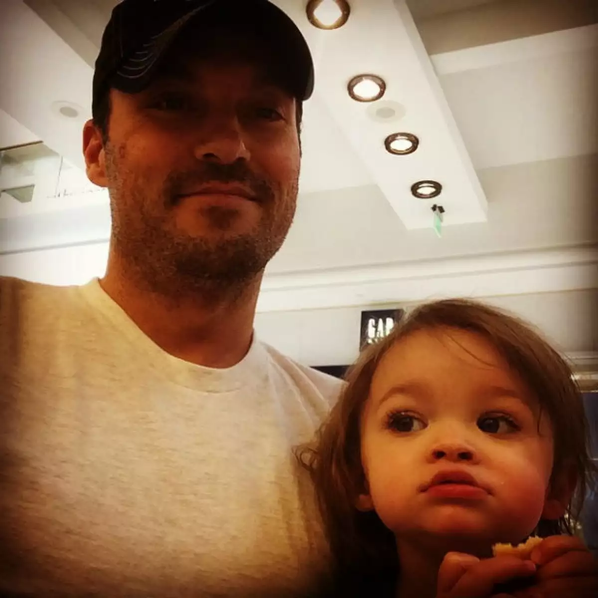 Brian con su segundo hijo, Noah, y el primero con Megan Fox.