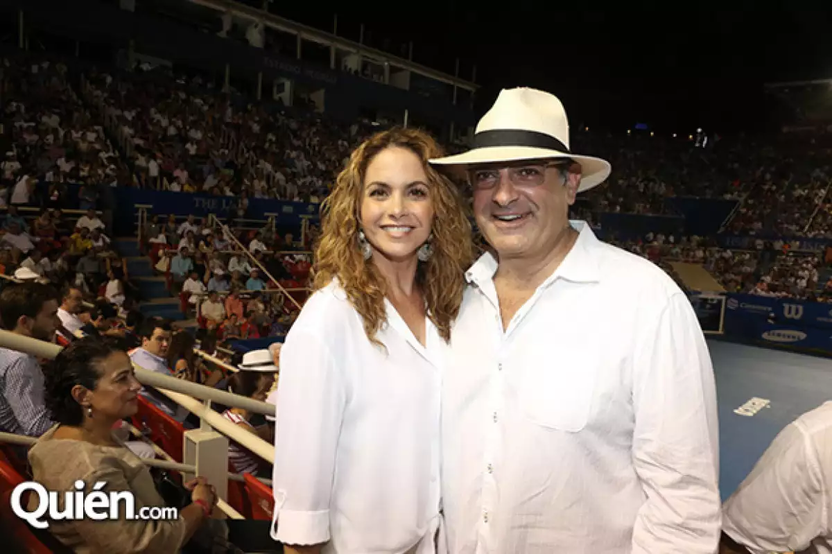 La cantante mexicana y su pareja, el sobrino de Carlos Slim, llamaron la atención durante la final del Abierto de Tenis en Acapulco este fin de semana.