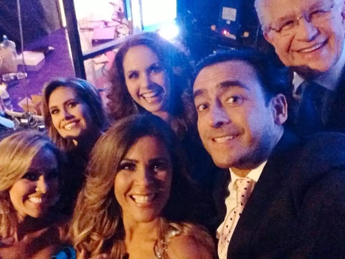 A cinco meses de la revelación de imágenes de la cantante durante un día de cacería con su novio, el empresario Michel Kuri, la también conductora asistió al Teletón El Salvador.