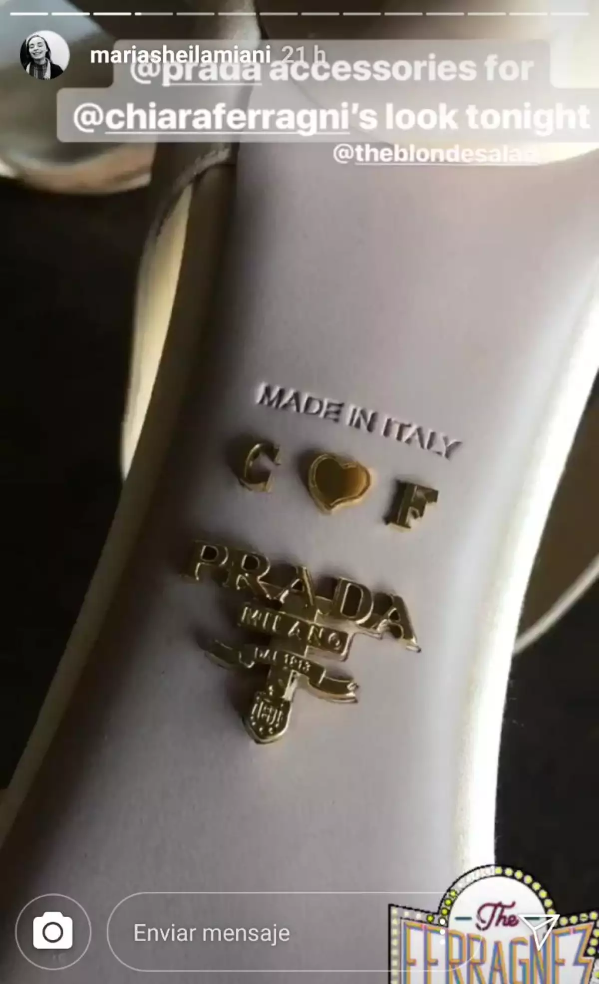 Iniciales de Chiara y Fedez en las zapatillas de la blogger