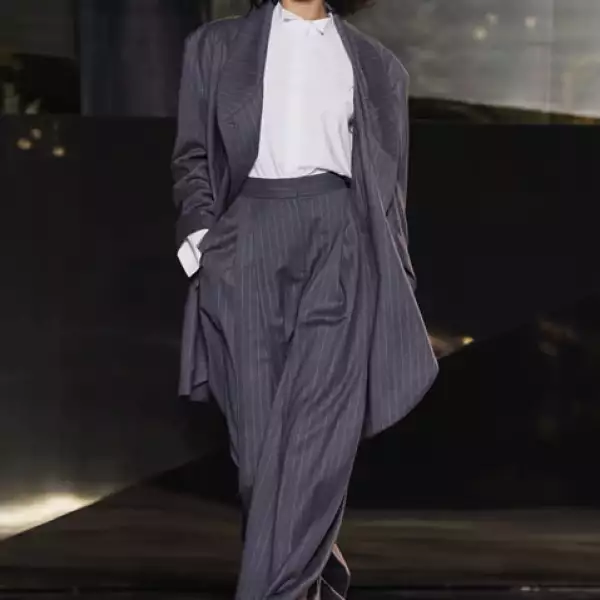 La blusa blanca fue esencial para la colección.