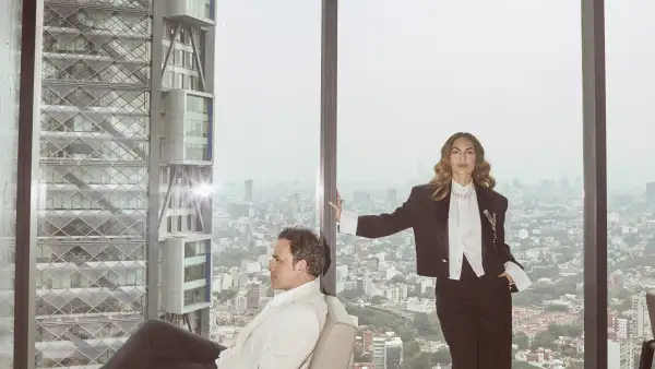 Bárbara Mori y Fernando Rovzar posan en la Ciudad de México. 