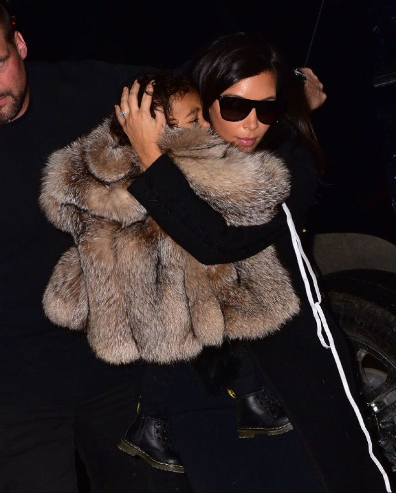 Kim sacó su instinto maternal para proteger a su hija de los paparazzi.