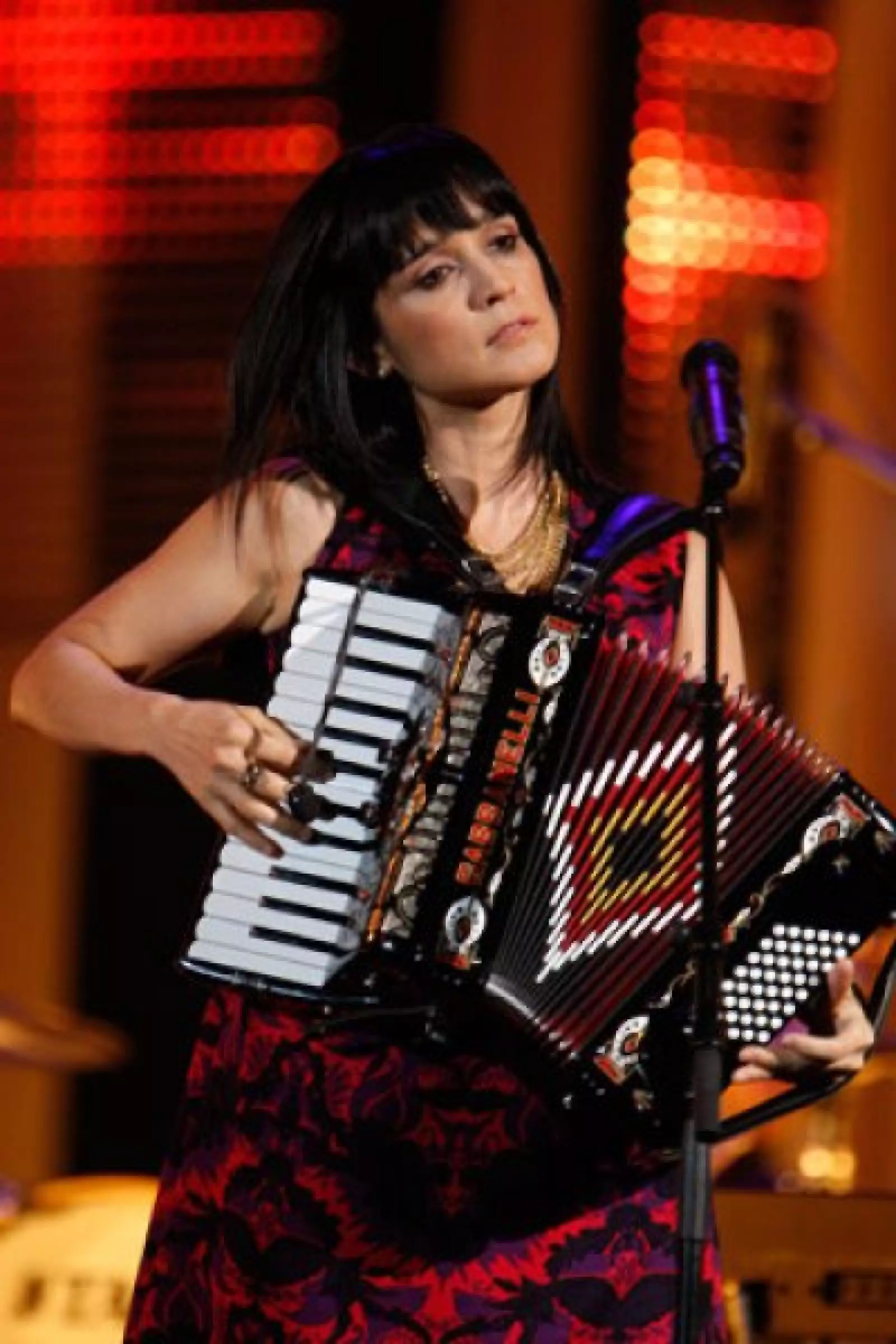 La cantante mexicana le puso el toque latino al concierto.