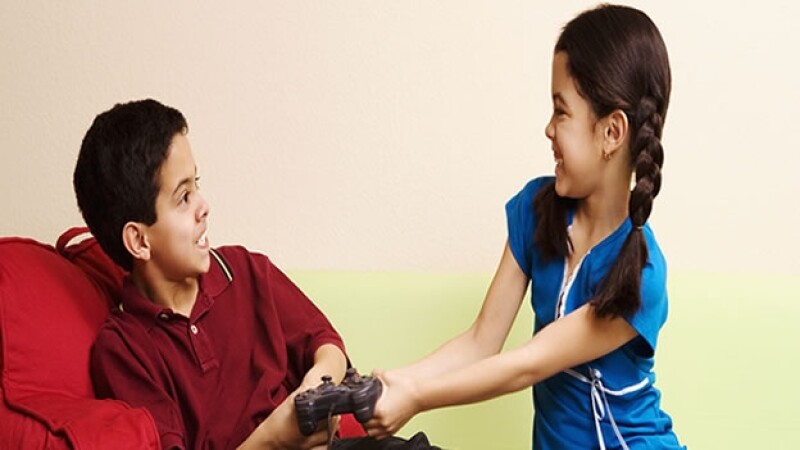 niños peleando hermanos