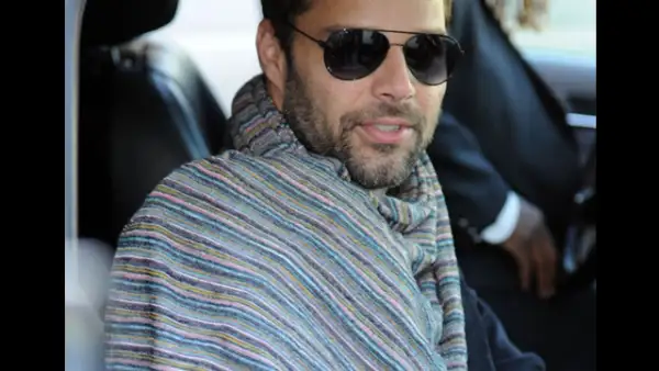 Ricky Martin fue captado usando este `trapo´, cero cool.