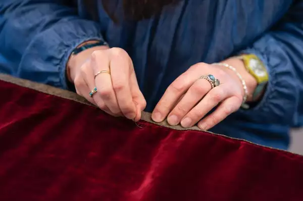 Camila usará la túnica de la reina Isabel II en la coronación