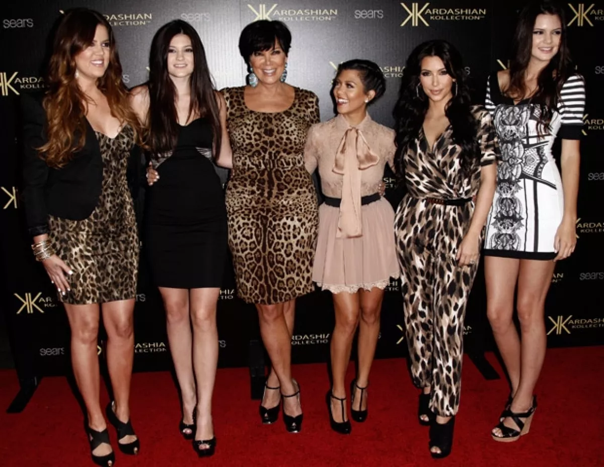 Las hemanas Kardashian serían sus damas de honor.