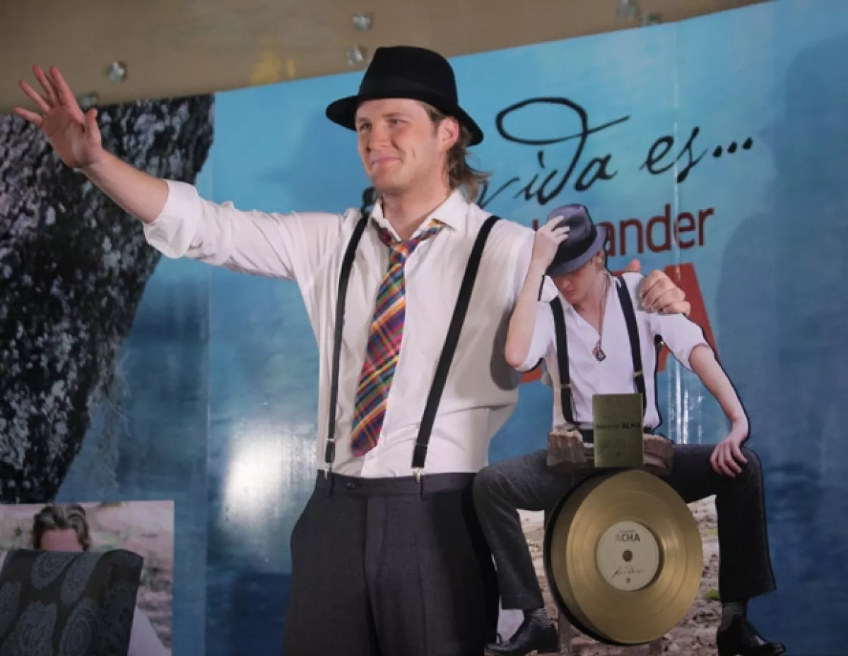 El joven cantautor desea que su música llegue a todo el mundo y así poder transmitir un mensaje positivo a todo el público.