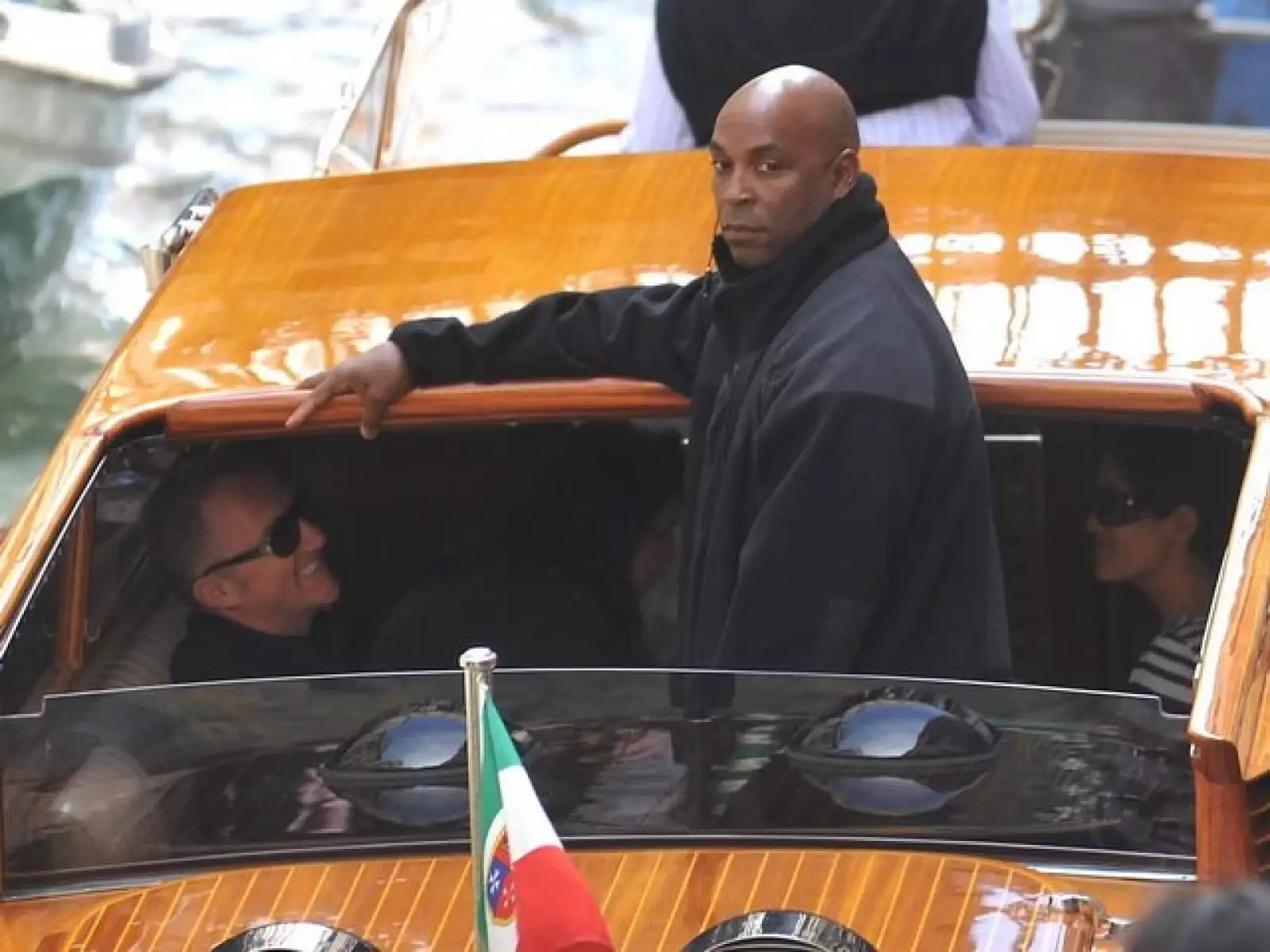 Luego, François-Henri y Salma partieron muy felices, custodiados por su cuerpo de seguridad.