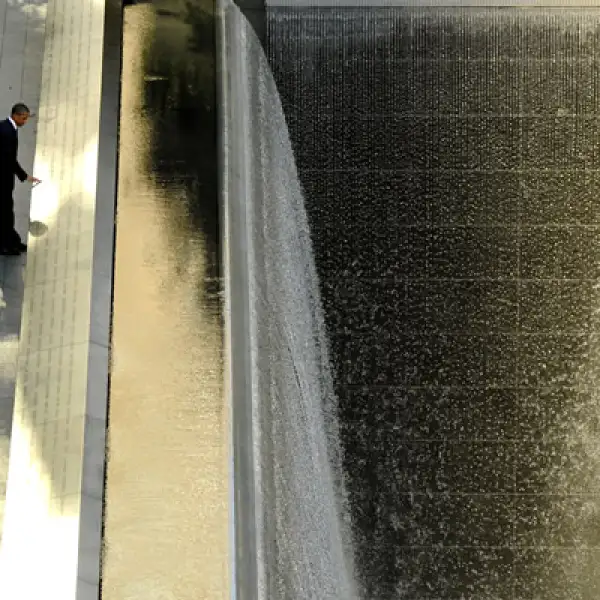El presidente de Estados Unidos, Barack Obama recuerda el 11 de septiembre de 2001 con una visita al memorial construido en honor a las personas que fallecieron ese día.