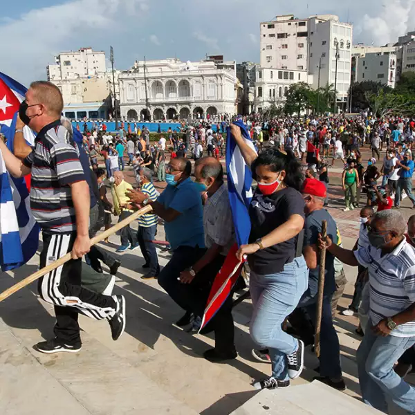 En las calles de La Habana las fuerzas de seguridad y brigadas de partidarios del Gobierno interceptaron las manifestaciones pacificas que gritaban "libertad", produciéndose enfrentamientos violentos y arrestos.