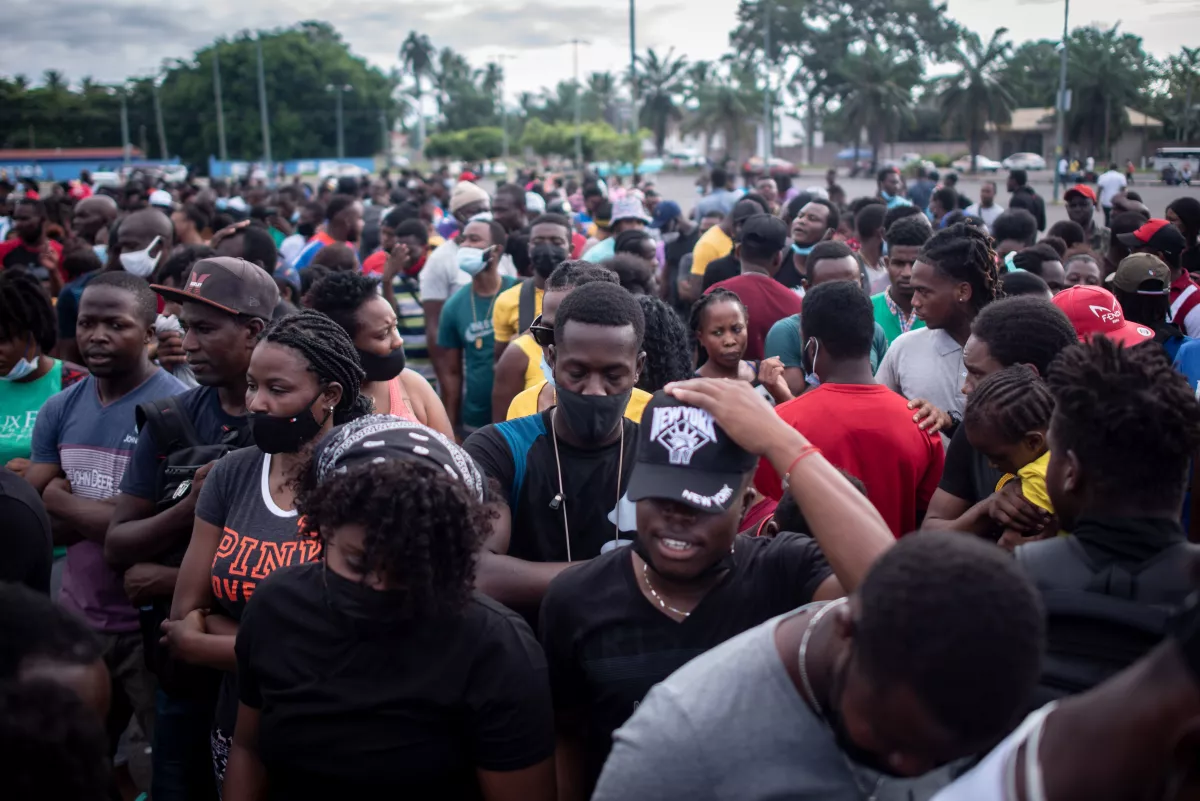 Hoy pudo observarse una menor cantidad de personas que a principio de la semana. Desde hace casi dos semanas, la Comisión Mexicana de Ayuda a Refugiados (COMAR) habilitó los alrededores de este recinto deportivo.