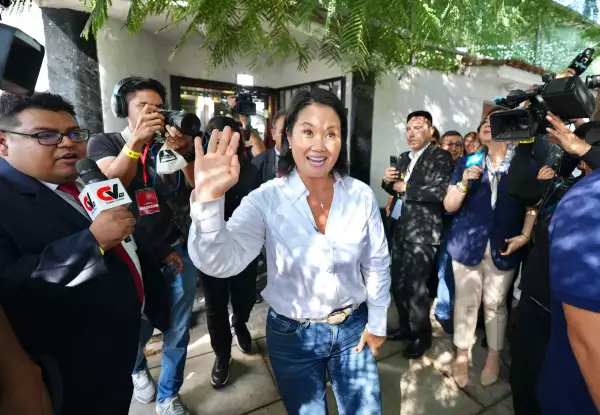 El candidato presidencial Keiko Fujimori del partido Fuerza Popular deja el desayuno tradicional antes de las elecciones presidenciales del 12 de abril de 2026 en Lima, Perú.