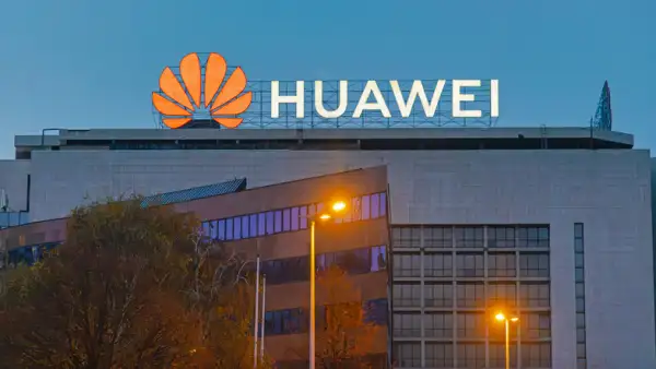 Logo iluminado del gigante de la tecnología chino, Huawei, sobre un edificio de oficinas. 