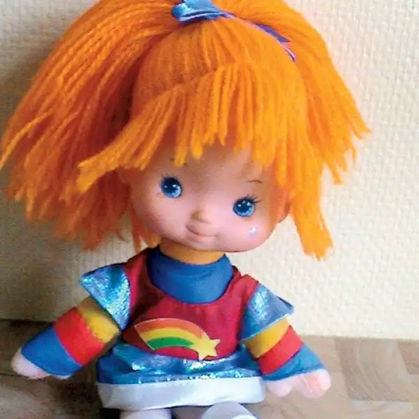 La franquicia Rainbow Brite, basada en la serie da niña huérfana, generó 1 mil millones de dólares por la venta de muñecas, juguetes y otros productos en toda la década de los ochenta.