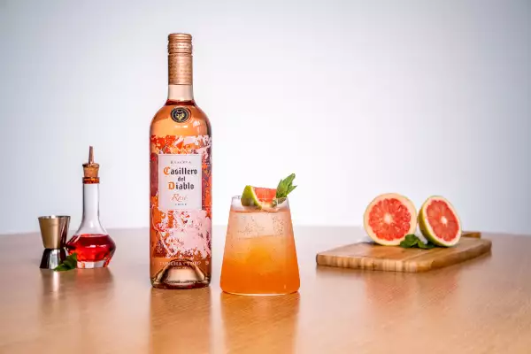 Cóctel con vino rosé Casillero del Diablo