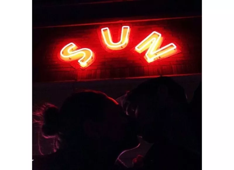 La pareja de actores parece muy enamorada, y es que luego de que se mostraran súper románticos en la boda del hermano de Mila, ahora Ashton compartió una tierna imagen dando un beso a su novia.