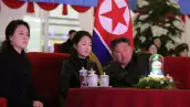 Esta foto tomada el 31 de diciembre de 2025 y publicada por la Agencia Central de Noticias de Corea del Norte (KCNA) a través de KNS el 1 de enero de 2026 muestra al líder norcoreano Kim Jong Un, su hija Kim Ju Ae (C) y su esposa Ri Sol Ju (L) viendo una actuación de celebración de Año Nuevo en el Estadio May Day en Pyongyang.