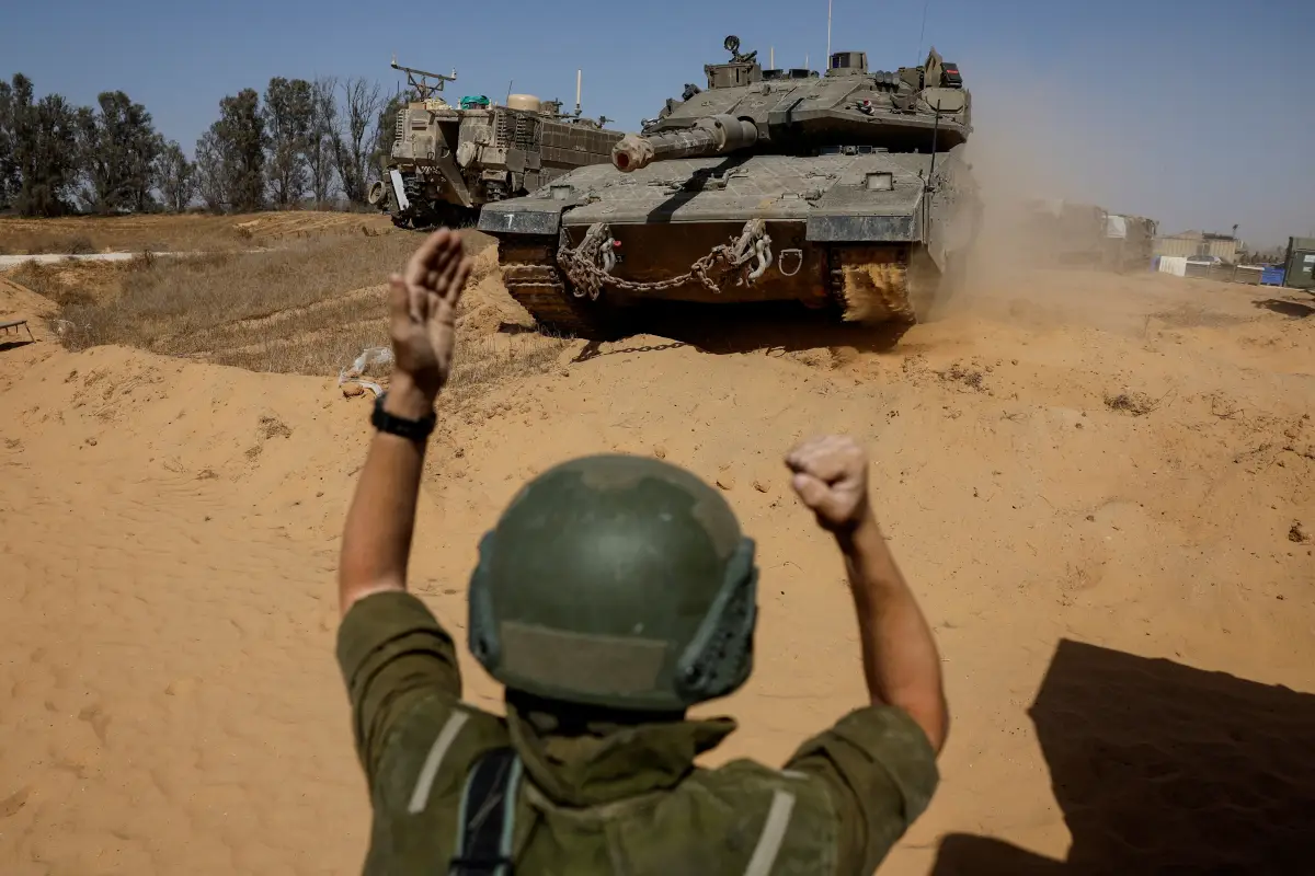 Un soldado israelí dirige un tanque, en medio del conflicto en curso entre Israel y el grupo islamista palestino Hamas, cerca de la frontera entre Israel y Gaza, en el sur de Israel, el 5 de mayo de 2024.