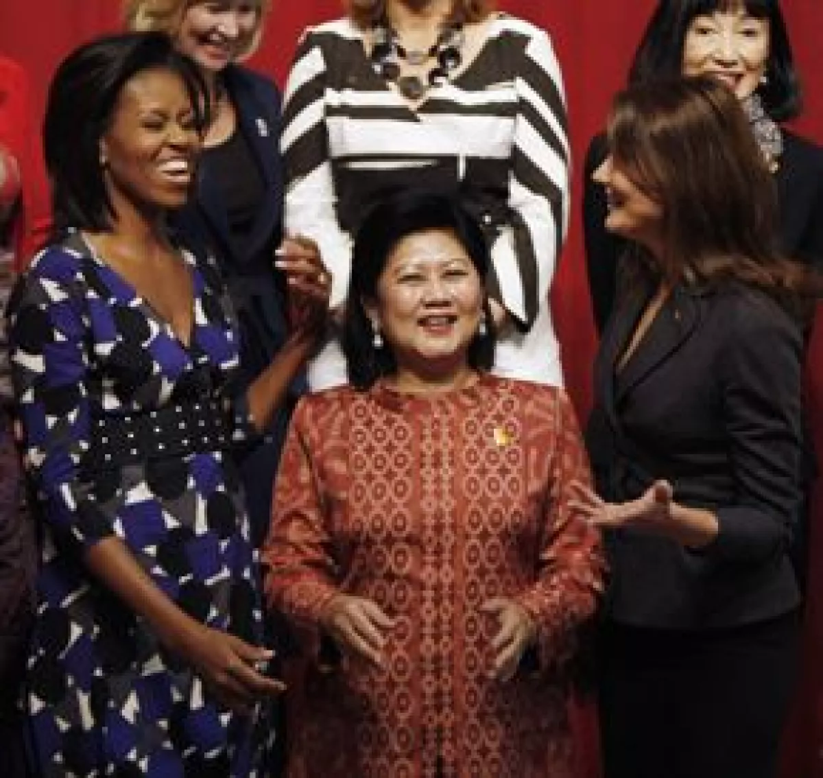 Michelle y Carla bromean.