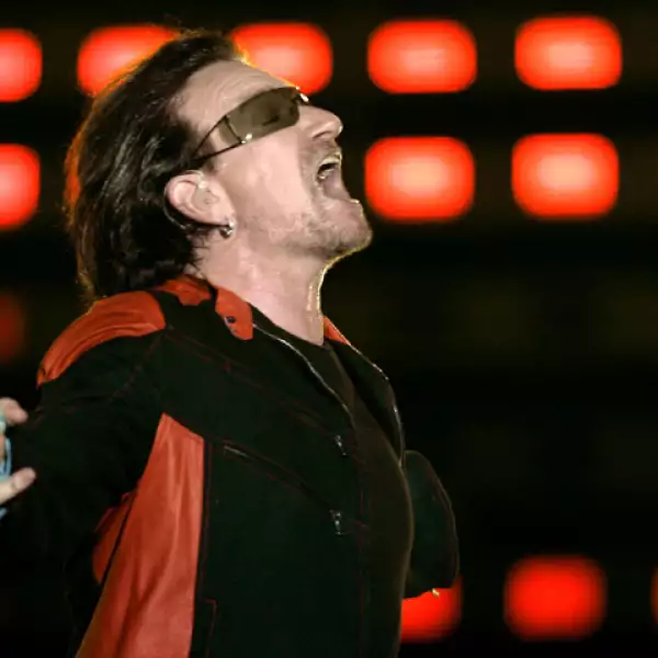 Desde hace varios años jamás da un concierto sin sus lentes, como en este que ofreció en Argentina en 2006.