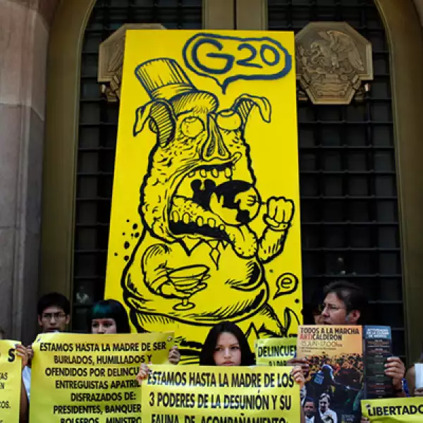 Varios manifestantes protestaron afuera de las oficinas centrales del Banco de México (Banxico), para demostrar su rechazo ante el G20, que se llevará a cabo en Los Cabos.