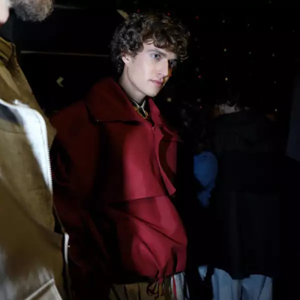 Boyfriends-Shirt-MBFWMx-Red-Jacket-Backstage